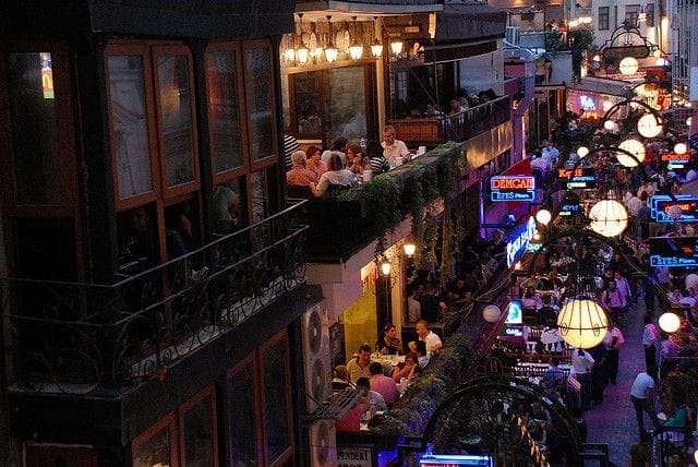 İstanbul — Lüksün Şehri: İstanbul Escort Hizmetleri Şehrin Renkli Kültürünün Ayrılmaz Bir Parçası Haline Nasıl Geldi? 2025 1 İstanbul escort hizmetleri ile gece hayatının enerjisini yansıtan Beyoğlu’nda şık bir buluşma anı.