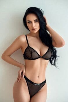 Ataşehir Escort VIP randevusuna hazırlanan, LoveinTURK markalı zarif bir profesyonel model.