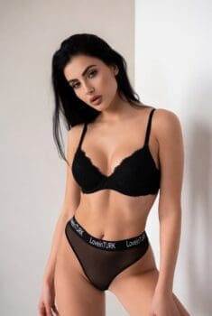 Ataşehir Escort VIP randevusuna hazırlanan, LoveinTURK markalı zarif bir profesyonel model.