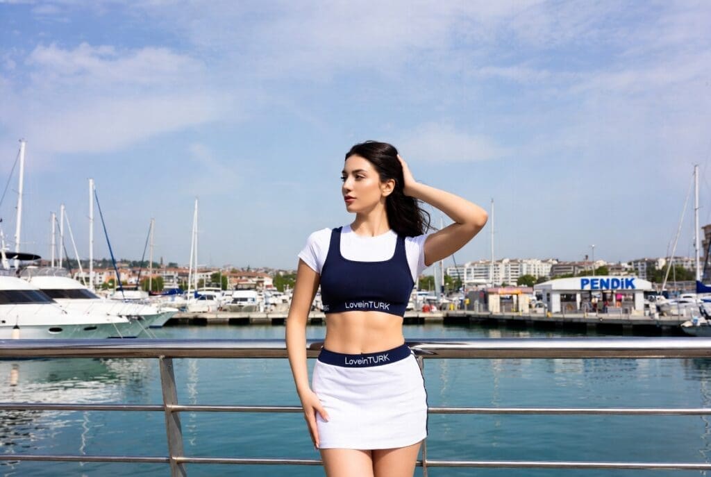 Pendik Marina’da LoveinTURK crop ve mini etek kombiniyle yürüyen kadın, Pendik escort arayışına görsel atmosfer katan şehir sahnesi.